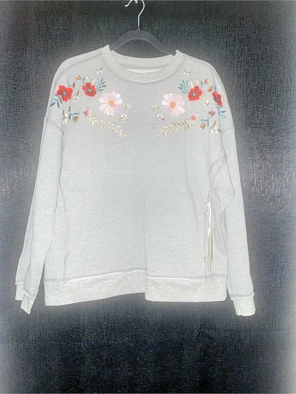Boundless North - NWT Floral Embroidered Sweatshirt size medium